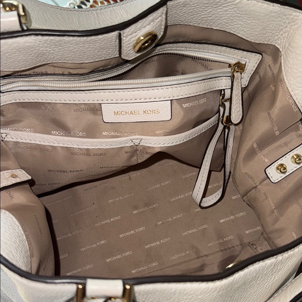 Michael Kors Ivory Shoulder Bag with Elegant Slouchy Design - Picture 3 of 5